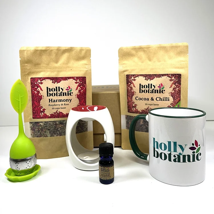 Duvet day gift set includes 20 cup harmony tisane, 20 cup cocoa and chilli tisane, comforting essential oil blend, mug, oil burner and infuser. Presented in a cardboard, magnetic-close gift box.