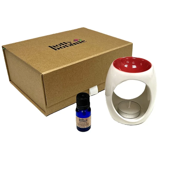 Oil and burner gift set includes your choice of a 5ml Holly Botanic essential oil blend and your choice of colour of a ceramic oil burner presented in a cardboard, magnetic-close gift box.